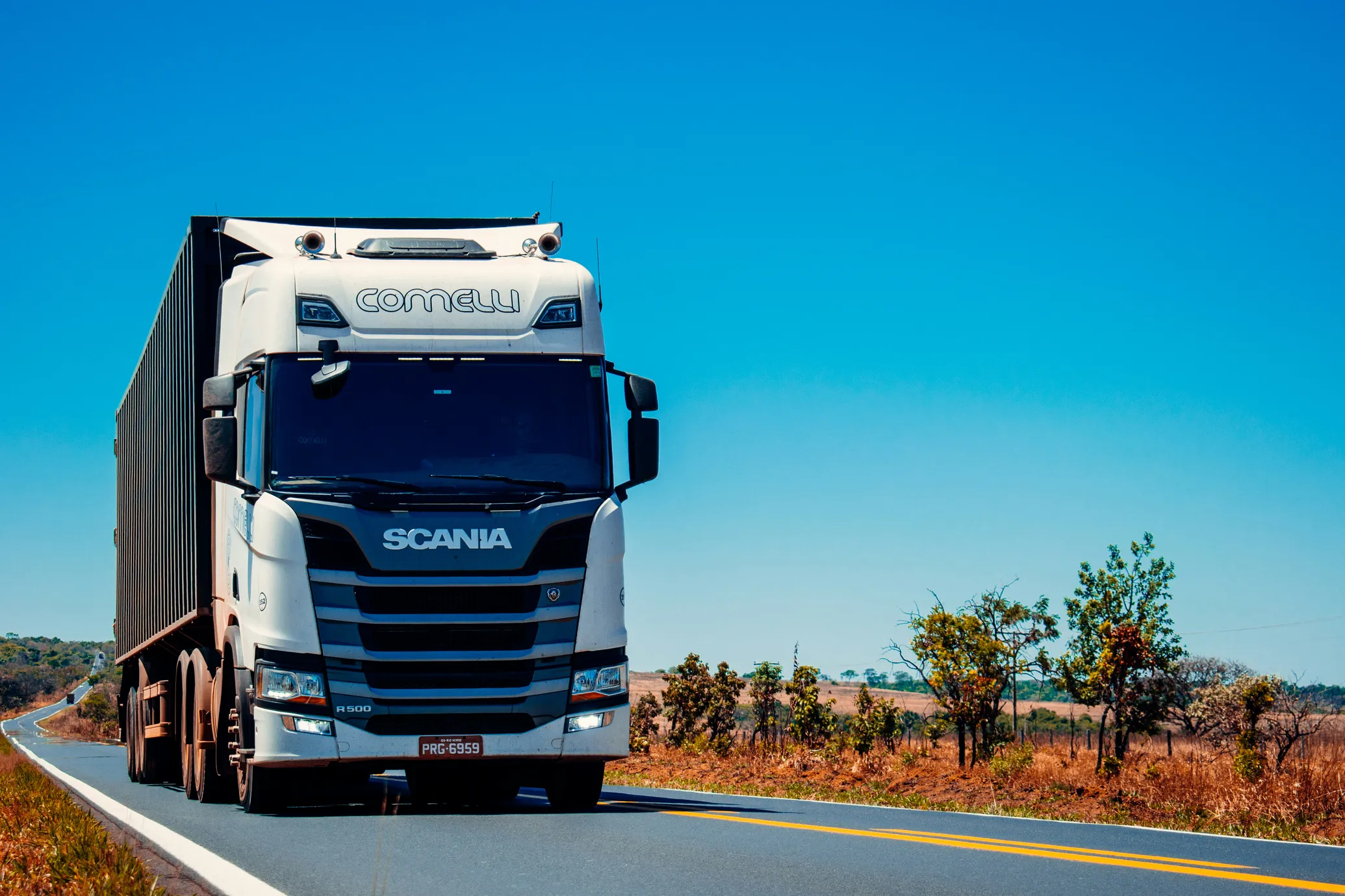 Centro logístico com cargas organizadas para transporte