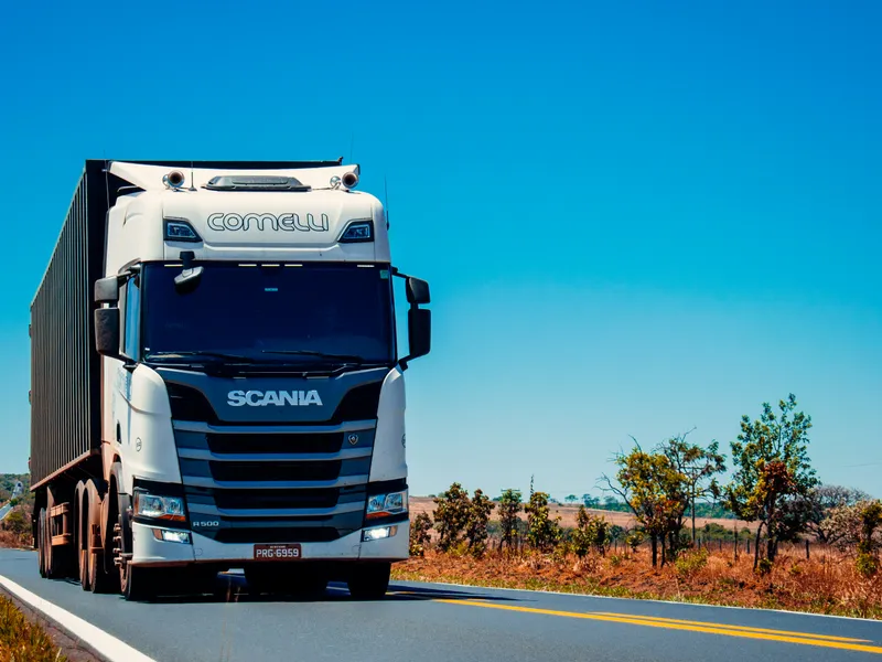 Caminhão em rota para transporte de carga